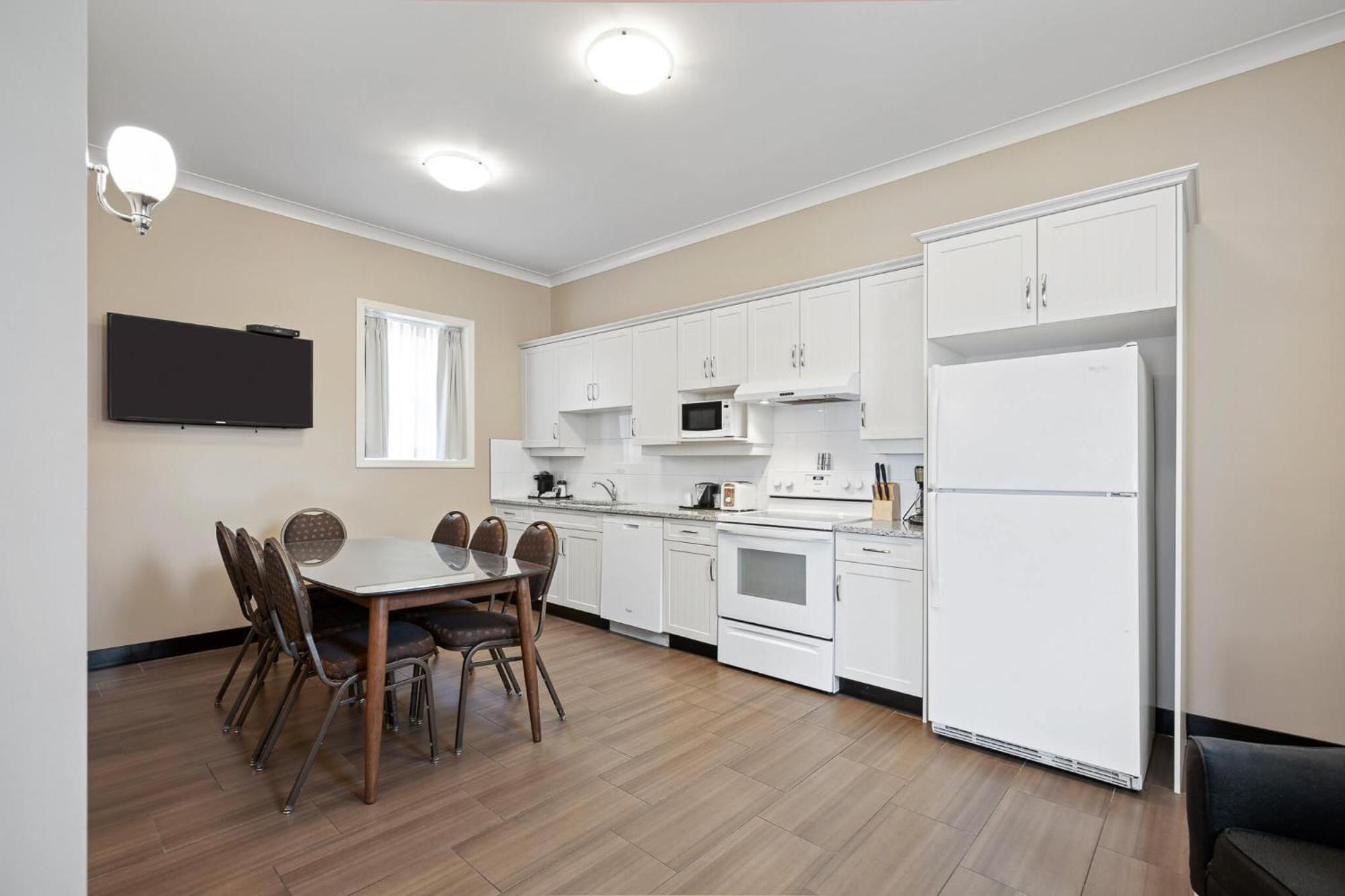 Glenwood Inn & Suites Trail Bagian luar foto