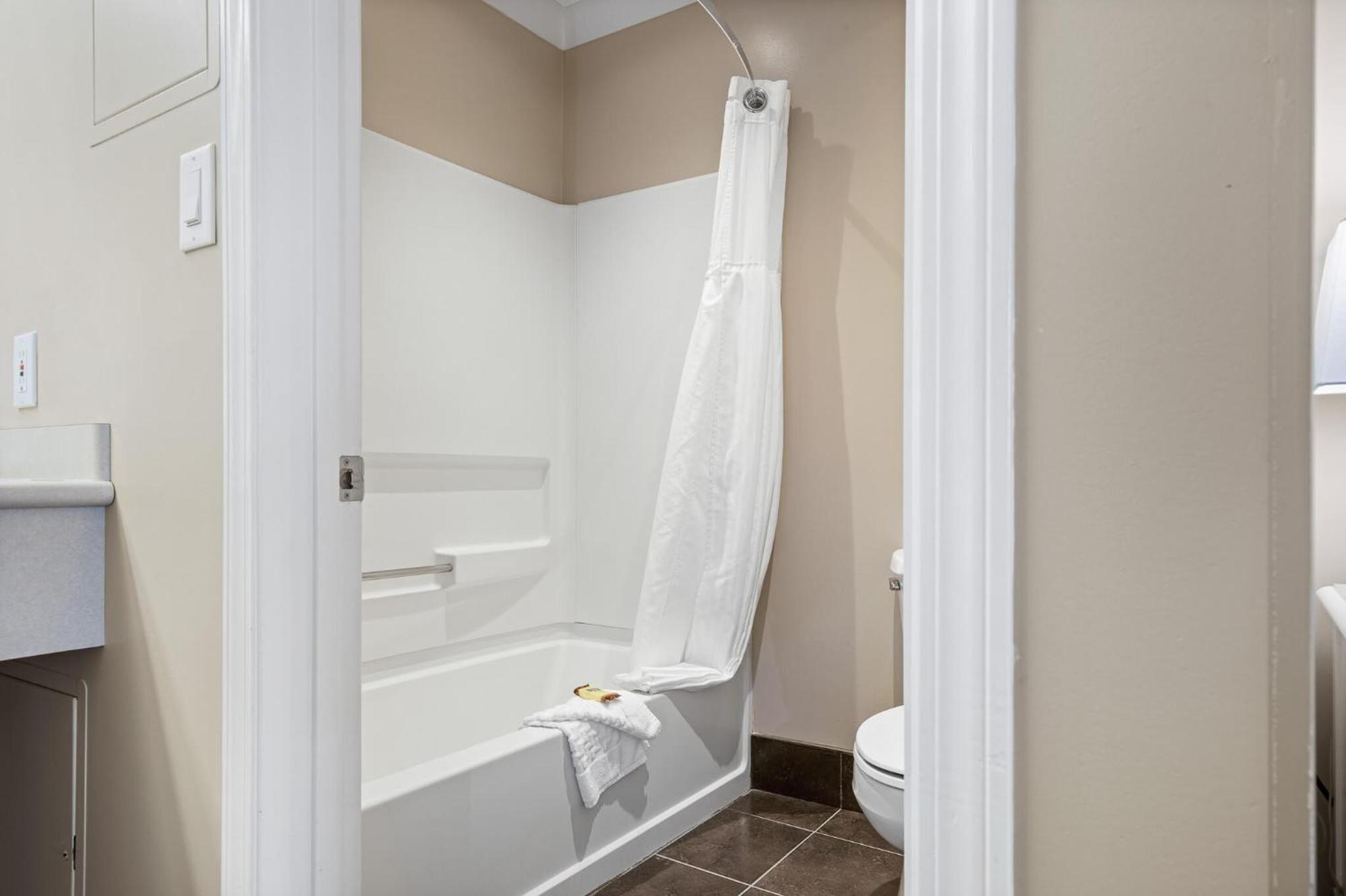 Glenwood Inn & Suites Trail Bagian luar foto